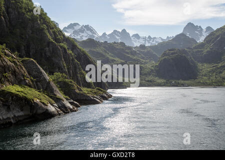 Ripide facciate trogolo glaciale fiordo di Trollfjorden, Isole Lofoten, Nordland, settentrionale, Norvegia Foto Stock