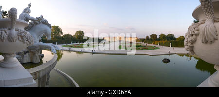 Un panorama del Palazzo di Schönbrunn a Vienna, in Austria Foto Stock