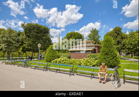 Vienna, Austria - 14 agosto 2016: un uomo non identificato leggendo il giornale in Volksgarten (Persone giardino). Foto Stock