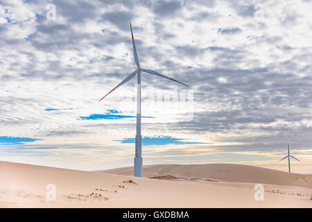 Due turbine eoliche nel paesaggio del deserto, Taiba, Ceara, Brasile Foto Stock