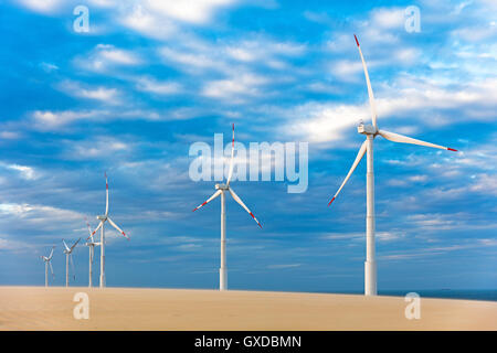 Fila di turbine eoliche a costa, Taiba, Ceara, Brasile Foto Stock