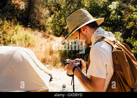 L'uomo con la fotocamera dalla tenda, Malibu Canyon, CALIFORNIA, STATI UNITI D'AMERICA Foto Stock