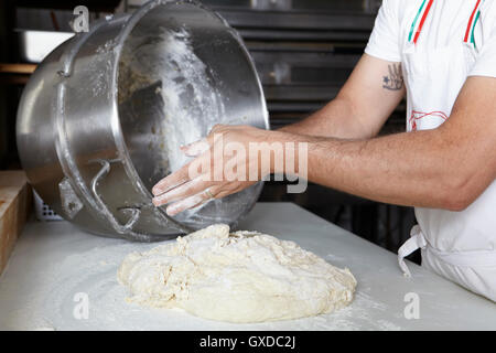 Baker nel panificio, la produzione di pane Foto Stock