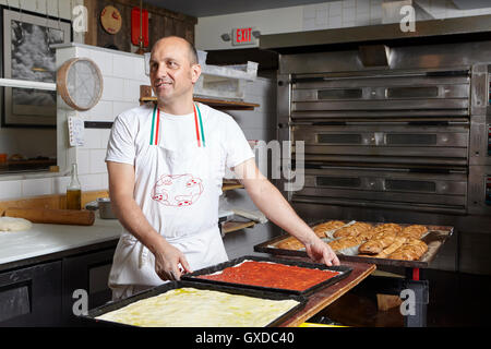 Baker lavora nel panificio Foto Stock