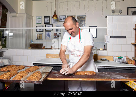 Baker lavora nel panificio Foto Stock