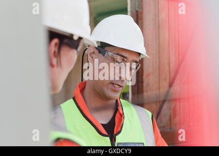 Ingegneri nella discussione sulla piattaforma petrolifera Foto Stock