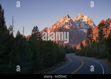 Strada tortuosa attraverso il paesaggio di montagna, il Parco Nazionale del Grand Teton, Wyoming USA Foto Stock