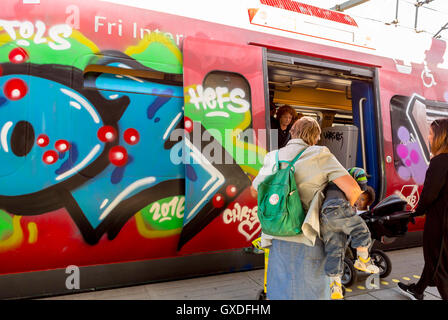 Copenaghen, Danimarca, metropolitana di imbarco persone, treno DSB, fuori dalla carrozza del treno S. Foto Stock