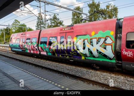 Copenhagen, Danimarca, Graffitti dipinta sul lato della metropolitana, treno DSB sulle vie, al di fuori del treno S carrello Foto Stock