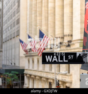 Wall street sign in New York con il New York Stock Exchange sfondo Foto Stock
