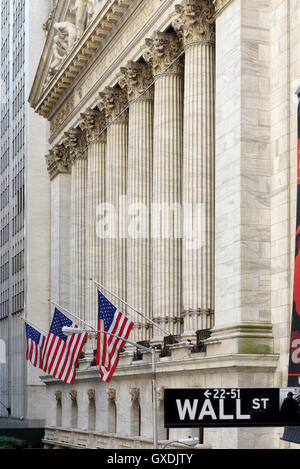 Wall street sign in new york con il new york stock exchange sfondo Foto Stock