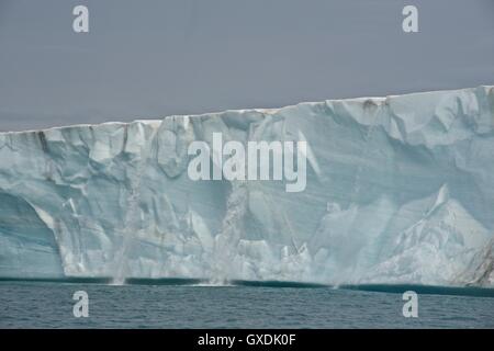 L'acqua sgorga a fronte del ghiacciaio Brasvellbreen su Nordaustlandet. Arcipelago delle Svalbard, Arctic Norvegia. Foto Stock