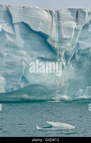 L'acqua sgorga a fronte del ghiacciaio Brasvellbreen su Nordaustlandet. Arcipelago delle Svalbard, Arctic Norvegia. Foto Stock