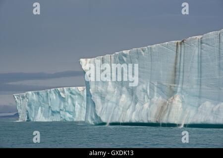 L'acqua sgorga a fronte del ghiacciaio Brasvellbreen su Nordaustlandet. Arcipelago delle Svalbard, Arctic Norvegia. Foto Stock