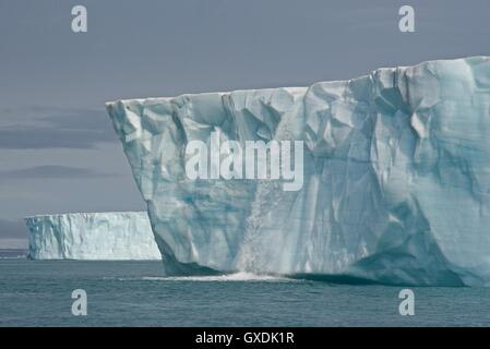 L'acqua sgorga a fronte del ghiacciaio Brasvellbreen su Nordaustlandet. Arcipelago delle Svalbard, Arctic Norvegia. Foto Stock