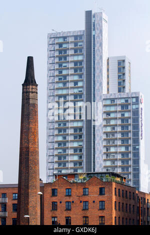 Chorlton Mill e fissato a camino e una sistemazione residenziale e edifici ad alta nella zona Castefield della prima strada vicino a Salford, Manchester, Regno Unito Foto Stock