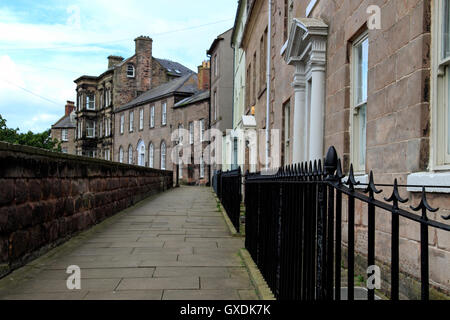 Case a schiera lungo la Elizabethan bastioni, Berwick-upon-Tweed, Northumberland, England, Regno Unito Foto Stock