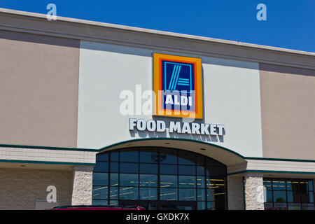 Indianapolis - Circa nel maggio 2016: Sconto Aldi supermercato. Aldi è semplicemente più intelligente Shopping IV Foto Stock