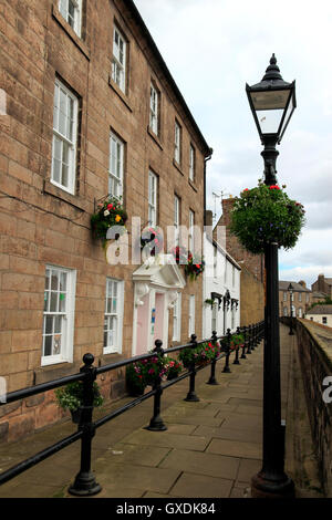 Case a schiera lungo la Elizabethan bastioni, Berwick-upon-Tweed, Northumberland, England, Regno Unito Foto Stock