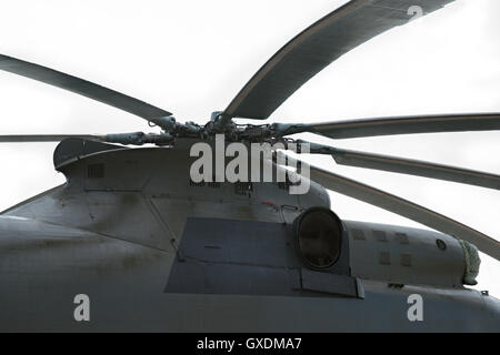 Motore e rotore principale di un moderno elicottero pesante isolata contro uno sfondo bianco. Foto Stock