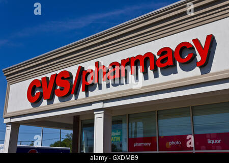 Indianapolis - Circa Giugno 2016: CVS Pharmacy Store. CVS è la più grande catena di farmacia in noi i Foto Stock