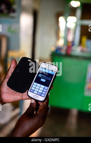 In Kenia, County Siaya, villaggio Kotanega, M-PESA il pagamento tramite cellulare / KENIA, bezahlen per Mobiltelefon, M-PESA von Safari.com una joint venture di Vodafone e il Keniano telefono Foto Stock