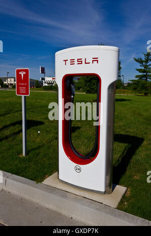 Lafayette, IN - Circa il luglio 2016: Tesla Supercharger stazione. Il sovralimentatore offre ricarica veloce del modello S I Foto Stock