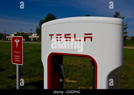 Lafayette, IN - Circa il luglio 2016: Tesla Supercharger stazione. Il sovralimentatore offre ricarica veloce del modello S VI Foto Stock