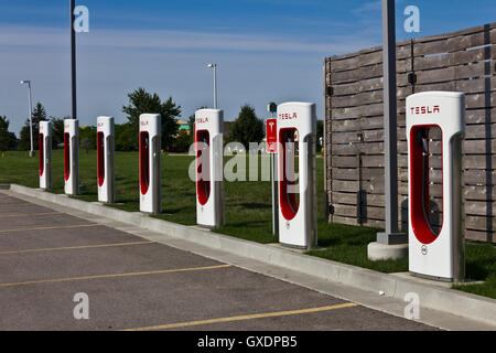 Lafayette, IN - Circa il luglio 2016: Tesla Supercharger stazione. Il sovralimentatore offre una rapida ricarica del modello S VIII Foto Stock