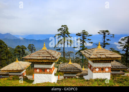 Vista di Dochula Pass, sulla strada da Thimphu a Punaka, guarda l'Himalaya, è una concentrazione di 108 chortens (stupa) Foto Stock