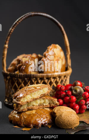 Tipico olandese piccante riempito i biscotti con mandorle in autunno colorato e lo sfondo scuro Foto Stock