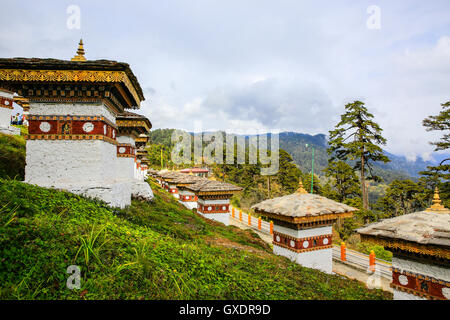 Vista di Dochula Pass, sulla strada da Thimphu a Punaka, guarda l'Himalaya, è una concentrazione di 108 chortens (stupa) Foto Stock