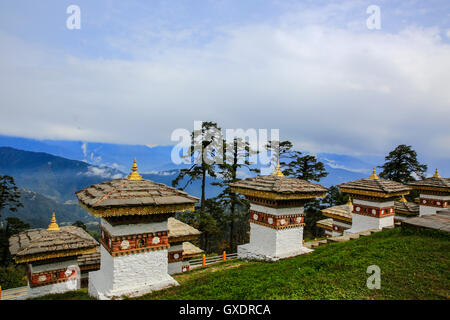 Vista di Dochula Pass, sulla strada da Thimphu a Punaka, guarda l'Himalaya, è una concentrazione di 108 chortens (stupa) Foto Stock