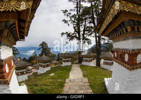 Vista di Dochula Pass, sulla strada da Thimphu a Punaka, guarda l'Himalaya, è una concentrazione di 108 chortens (stupa) Foto Stock