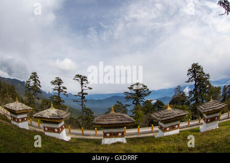 Vista di Dochula Pass, sulla strada da Thimphu a Punaka, guarda l'Himalaya, è una concentrazione di 108 chortens (stupa) Foto Stock