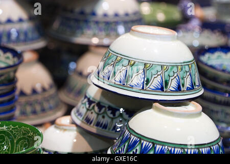 Artigianali tradizionali nazionali di Kirghizistan uzbeko o kazaka di stoviglie in ceramica (piala, tazze di tè, ware, cose ) di creta Foto Stock