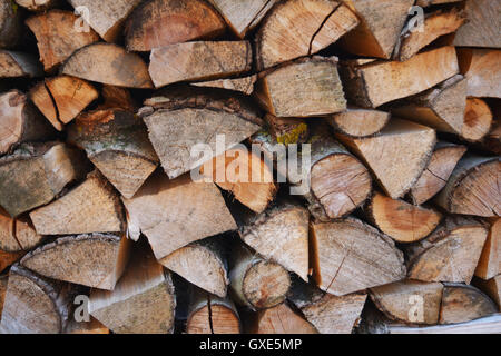 In autunno la zucca pioggia rossa e scarpe di legno con sfondo leavs. Foto Stock