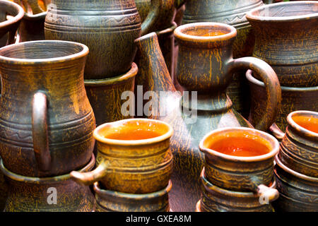 Artigianali tradizionali ceramiche russo (stoviglie, le cose, ware, brocche, vasi) sul shopboard presso il mercato delle pulci di Mosca Foto Stock