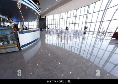 Lounge a buffet o ristorante o bar area di un hotel o un aeroporto. Una vista del layout e degli arredi interni di una zona pranzo dell'hotel Foto Stock