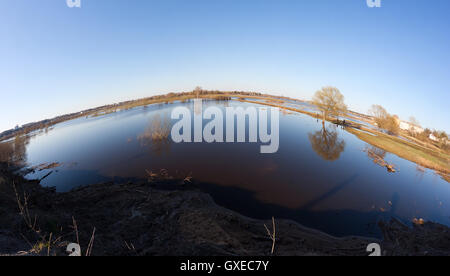 Acqua alta (proiettori, overflow) da un tempo di primavera nel fiume Klyazma vicino a Vladimir (Russia) con alberi, prati e strade underwater Foto Stock