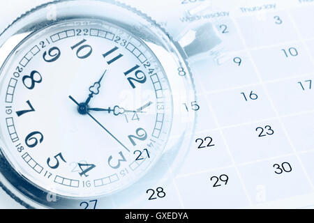 Guarda sul calendario i numeri di pagina Foto Stock