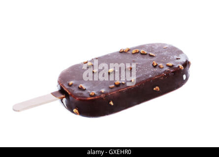 Ricoperta di cioccolato di blocchi di gelati su stick Foto Stock