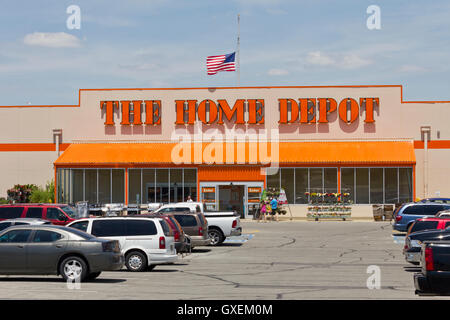 Logansport, IN - Circa Giugno 2016: Home Depot posizione. Home Depot è la più grande casa miglioramento rivenditore in US II Foto Stock