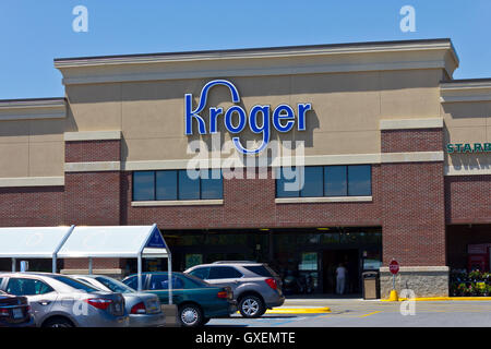 Indianapolis - Circa Giugno 2016: un supermercato Kroger. Il Kroger Co. è uno dei più grandi del mondo i dettaglianti di alimentari III Foto Stock