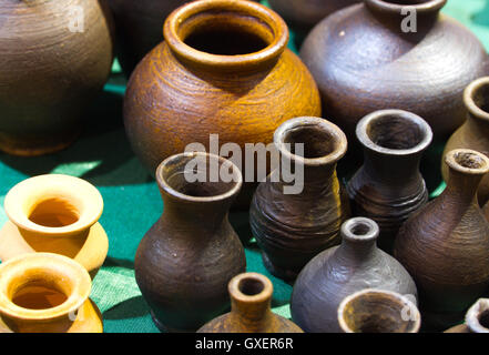 Artigianali tradizionali ceramiche russo (stoviglie, le cose, ware, brocche, vasi) sul shopboard presso il mercato delle pulci di Mosca (Russia Foto Stock