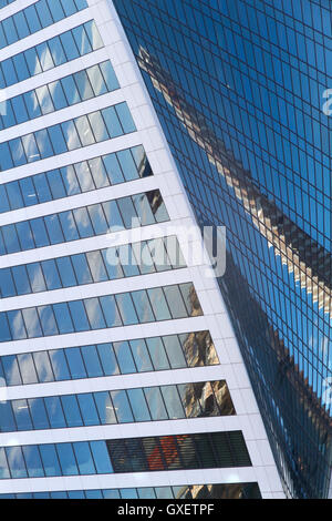 Contemporaneo concetto di architettura background: abstract moderno business facciata di edificio Foto Stock