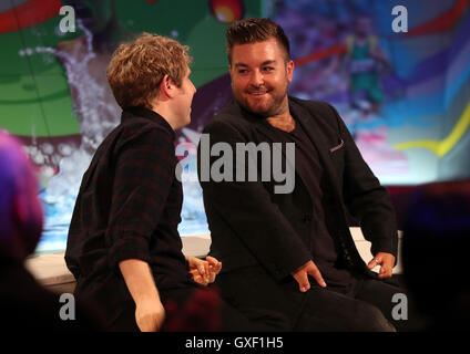 Josh Widdicombe e Alex Brooker in studio durante una prova generale per la televisione mostra l'ultima tappa presso il Broadcast internazionale centro durante i Giochi Paralimpici 2016 a Rio. Foto Stock