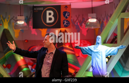 Adam Hills in studio durante una prova generale per la televisione mostra l'ultima tappa presso il Broadcast internazionale centro durante i Giochi Paralimpici 2016 a Rio. Foto Stock