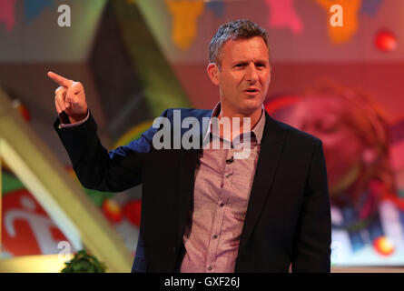 Adam Hills in studio durante una prova generale per la televisione mostra l'ultima tappa presso il Broadcast internazionale centro durante i Giochi Paralimpici 2016 a Rio. Foto Stock