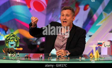 Adam Hills in studio durante una prova generale per la televisione mostra l'ultima tappa presso il Broadcast internazionale centro durante i Giochi Paralimpici 2016 a Rio. Foto Stock